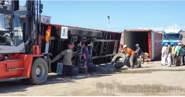 Tri axle 40ft container flatbed truck trailer for sale in Madagascar