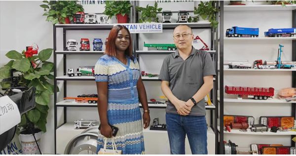 Senegal Customers Came to Tongya Vehicle to Buy a New Fence Semi Trailer with Bogie Suspension
