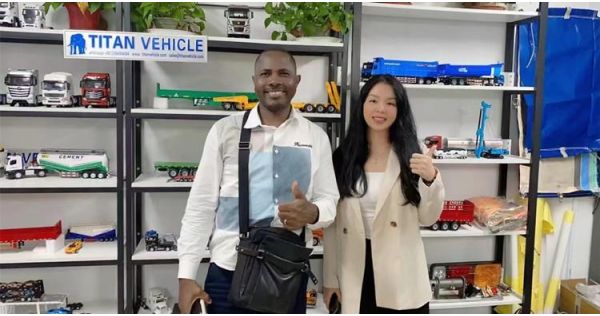 Customer from Zimbabwe Visit Tongya to Purchased Triaxle with Board