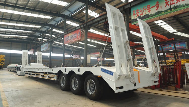 New & Used Tri Axle Heavy Duty Low Loaders for Sale in Rwanda